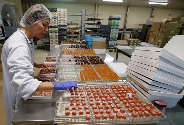 法国克莱蒙费朗一食品厂的工人正在包装待出口的果脯和果冻(路透社)